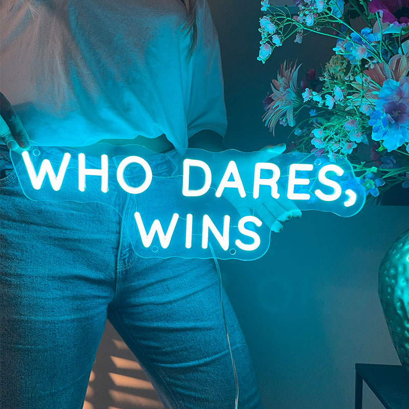 Neon Schild Who Dares, Wins