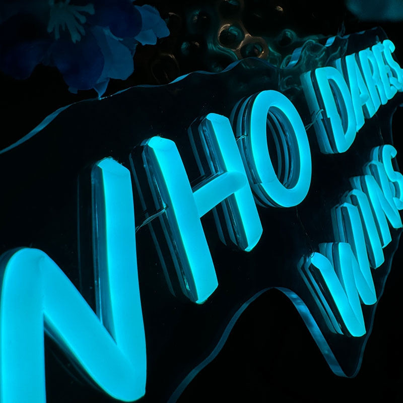 Neon Schild Who Dares, Wins