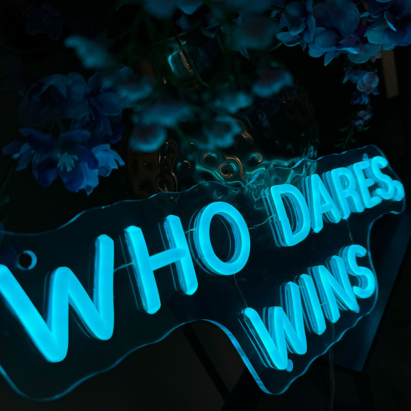 Neon Schild Who Dares, Wins