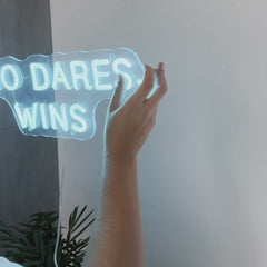 Neon Schild Who Dares, Wins