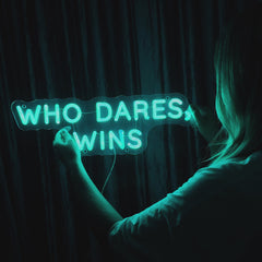 Neon Schild Who Dares, Wins